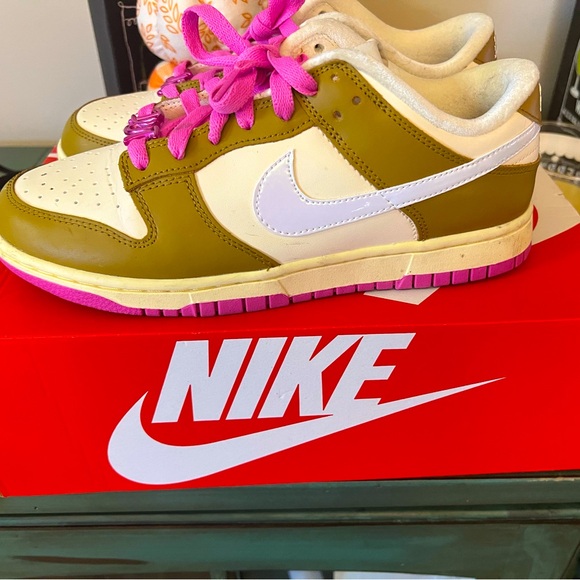 2024
Wmns Dunk Low SE 'Dance Pack - Bronzine Pink' - Picture 1 of 4